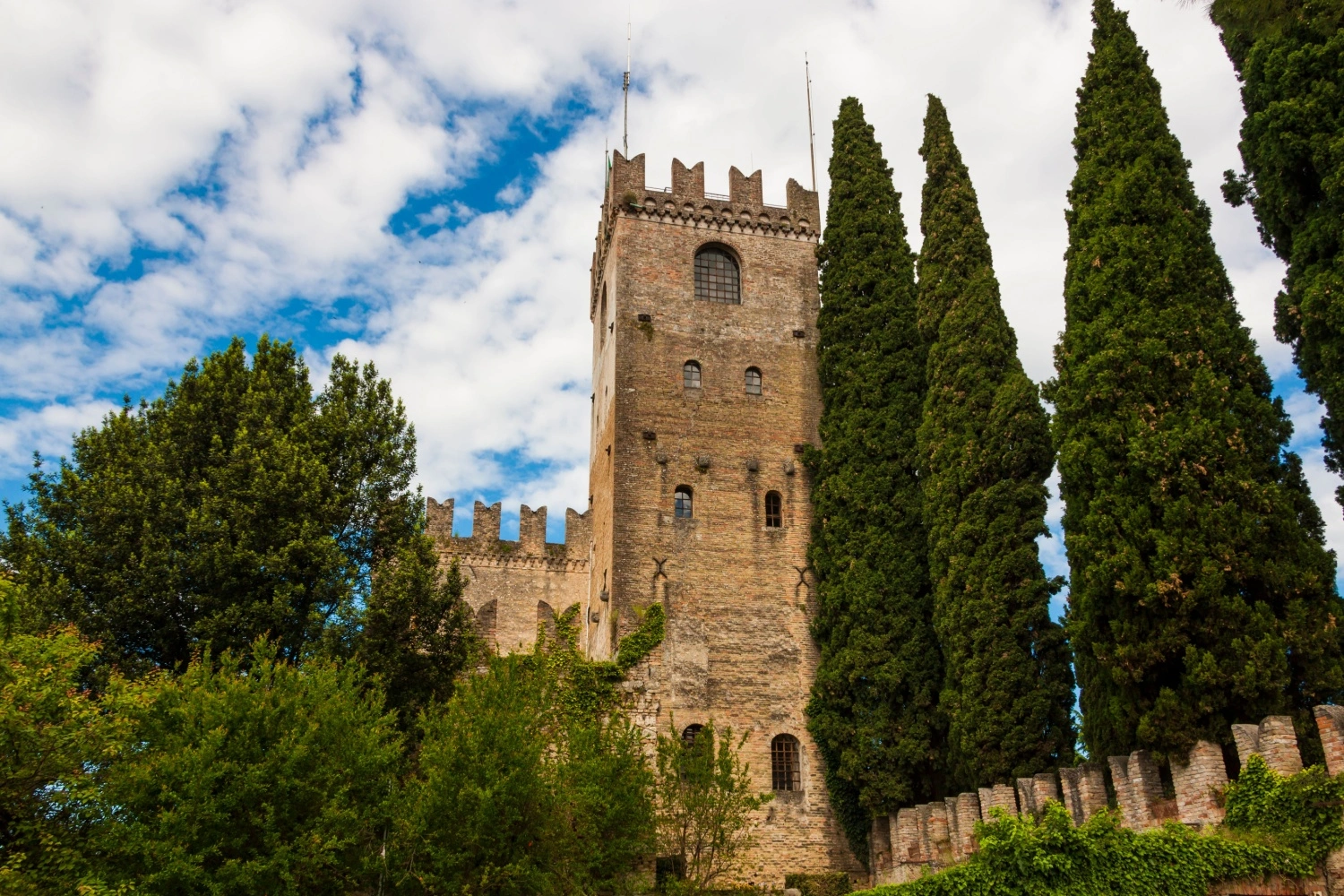 Foto della torre “della Campana”, edificio che identifica il castello di Conegliano, che domina la città e accoglie oggi il Museo Cittadino.
