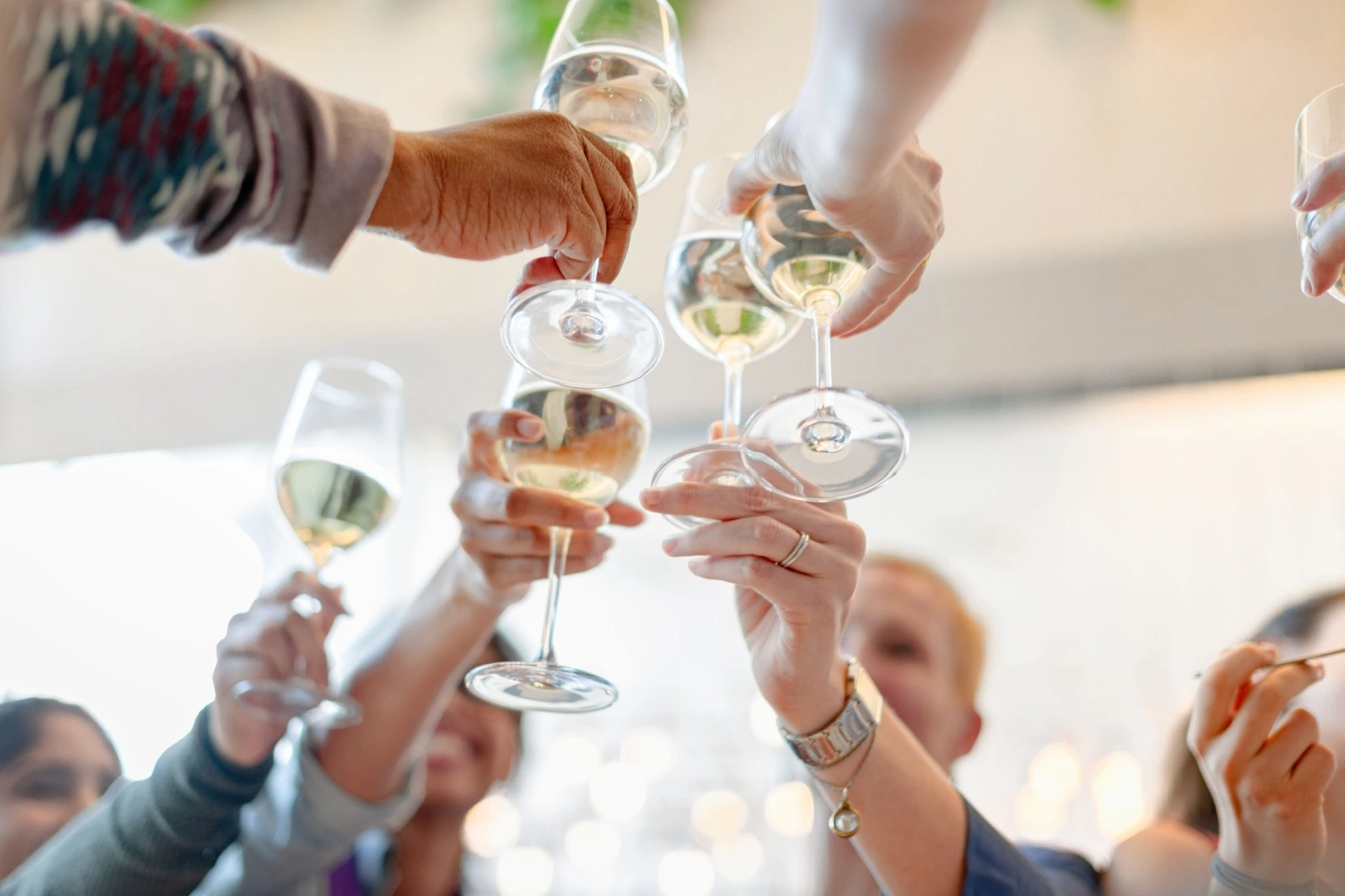 brindisi con calici di prosecco