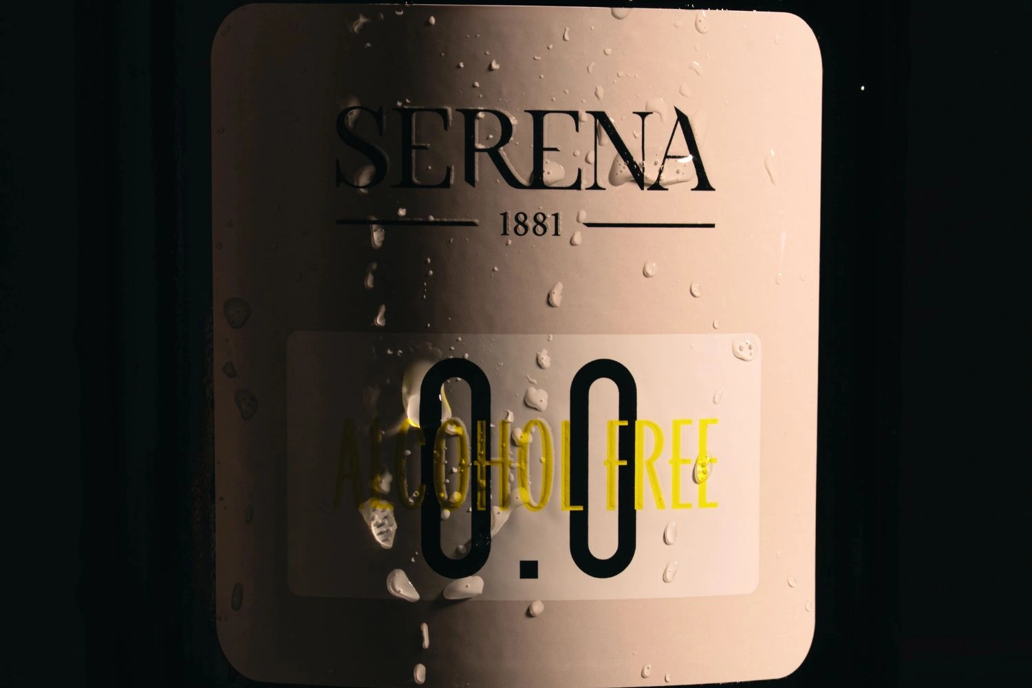 vino alcool 0% di serena 1881, un vino spumante bianco gassificato dealcolato demi-sec con un residuo zuccherino di 44-49 g/l